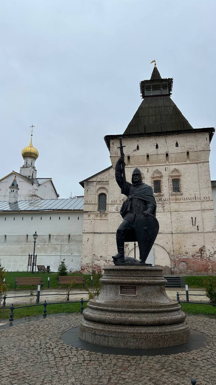 Несмотря на дождливую и пасмурную погоду, прогулка состоялась и была интересной и познавательной. Идеальный вариант для первого знакомства с городом
