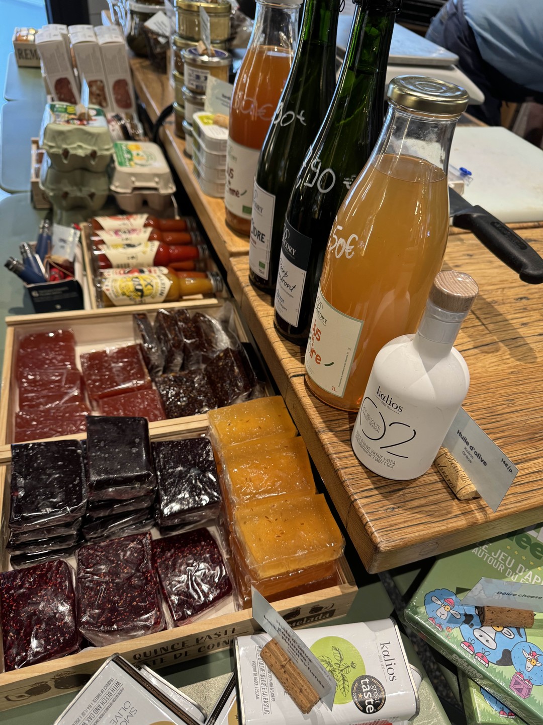 Нам очень понравились дегустация с Ольгой. Встретились у метро точно по времени. За интересной беседой дошли