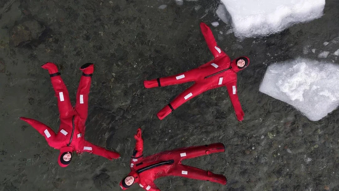 Получили незабываемые впечатления. Несмотря на небольшие протечки в костюме плавание на льдинах и в ледяной воде