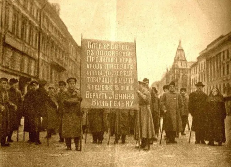 Невский проспект в дни революции