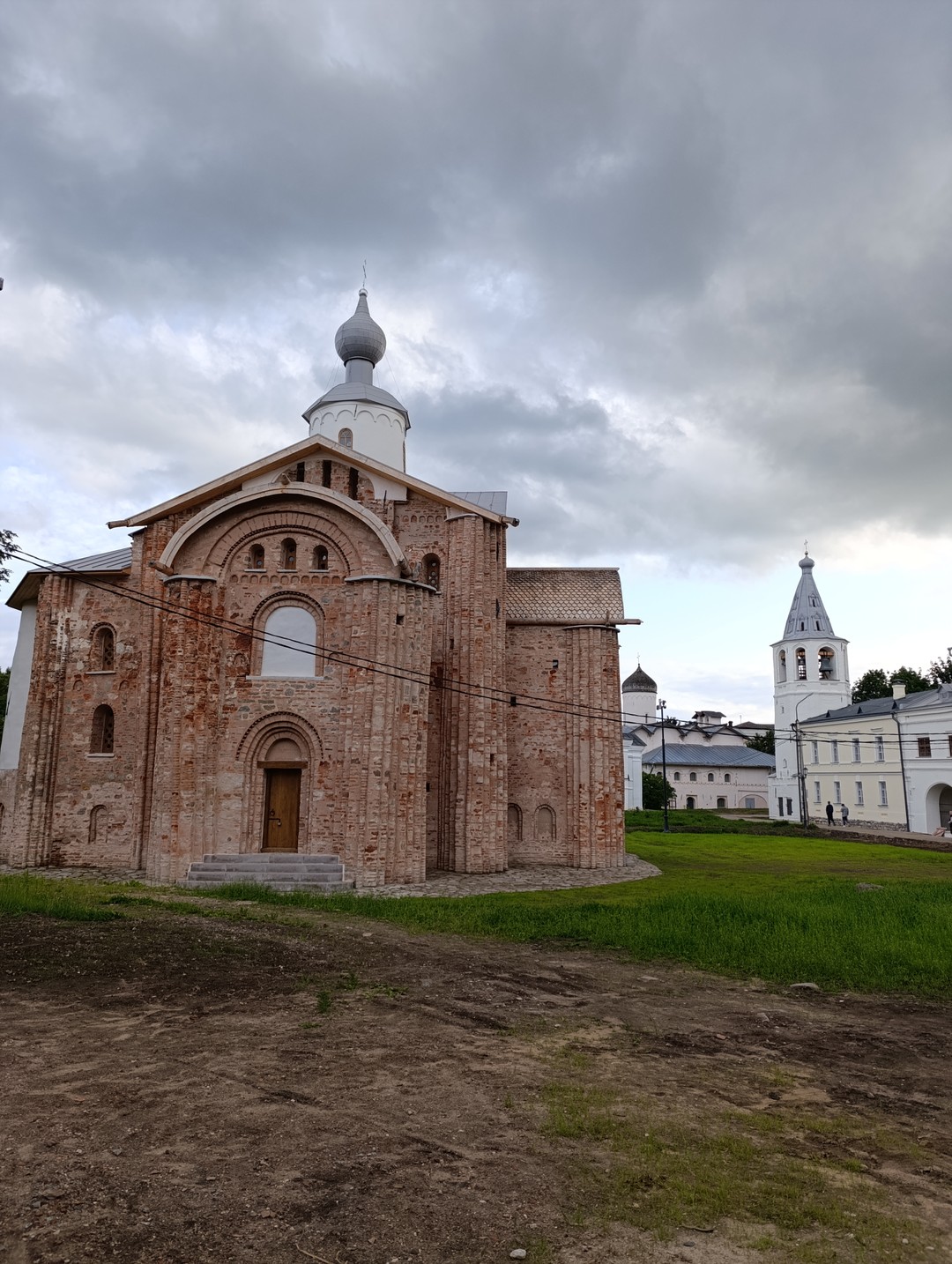 Прекрасная прогулка по великому Новгороду на автомобиле два часа. Объездили город полностью, увидели 37 достопримечательностей,которые охраняются