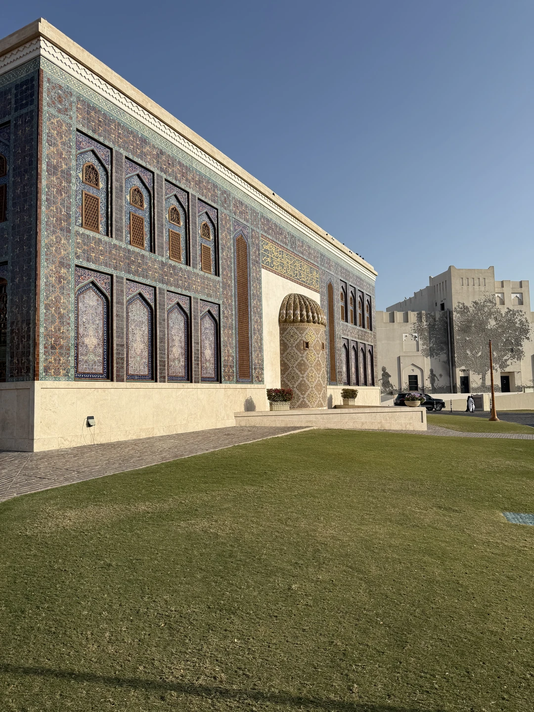 Фирас отлично провел экскурсию. Мне и моей жене все понравилось. Рассказал нам историю Катара и отвечал