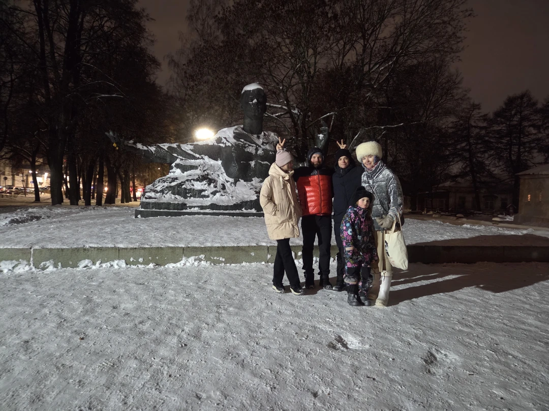 Мы очень довольны прогулкой! Всем понравилось, необычно, еще и еще просили почитать нам и рэп и стихи и Александр не отказывал