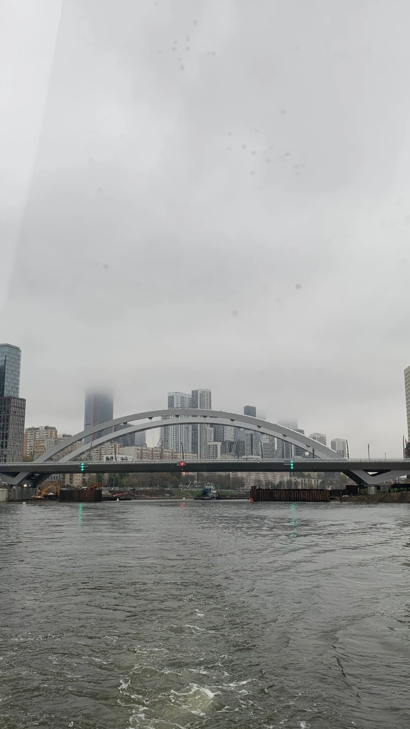 На трамвайчике очень комфортно, в сырую погоду, в тепле все посмотреть в сопровождении Елены, замечательная идея👍🏻интересно