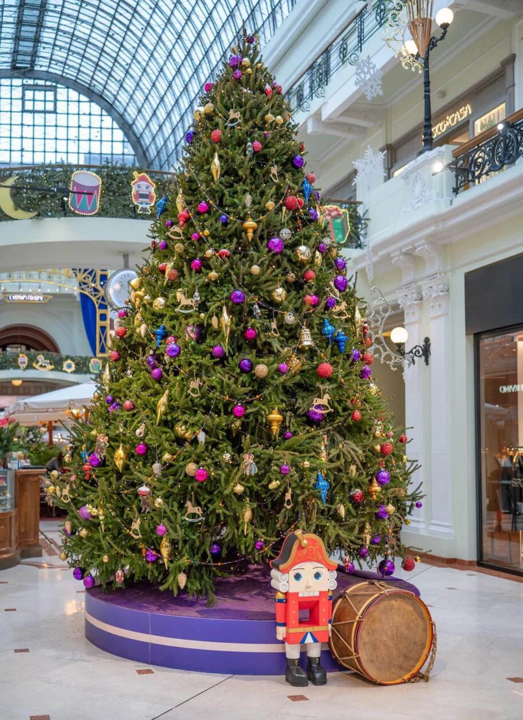 Мы не просто гуляли, а смотрели на знакомые места по-новому, открывая самые эффектные украшения. Гид была