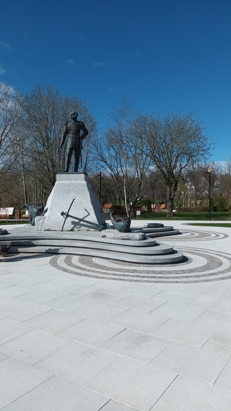 Спасибо Эльдару за проведенную экскурсию по Кронштадту. Было всё познавательно, четко, ненавязчего. Видно, что человек любит свое дело, свой город