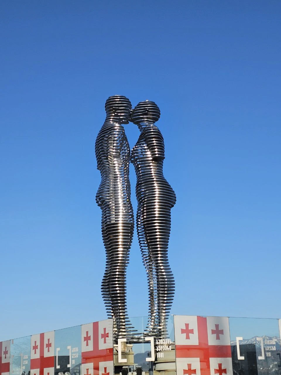 У нас получилась индивидуальная экскурсия. Мы прошли весь центр прогулочным шагом, успев посмотреть все знаковые места