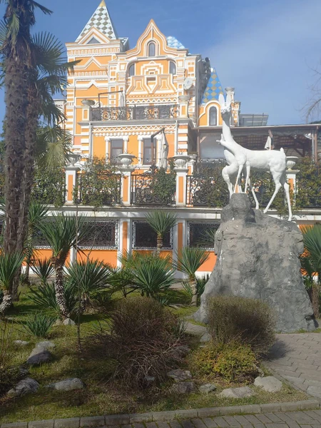 Очень душевная экскурсия! Было много интересных рассказов о растениях и их роли в становлении города Сочи. Нам сильно понравилось