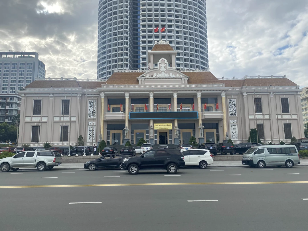 Дмитрий, хорошо владеет информацией. Глубоко знает историю и качественно преподносит информацию. Ни какие тур операторы (гиды)