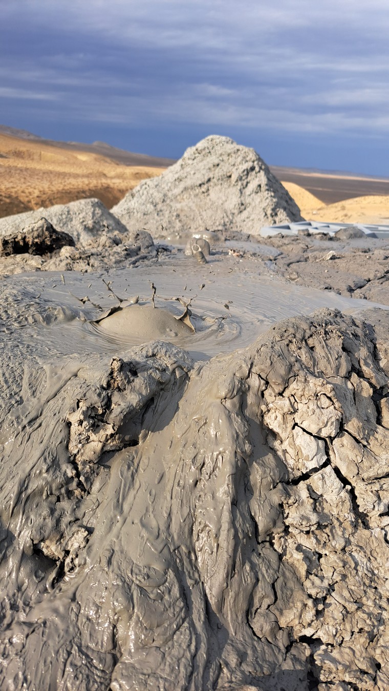 Агатовые горы Хызы, грязевые вулканы, розовое озеро и скала Бешбармаг (17/21)