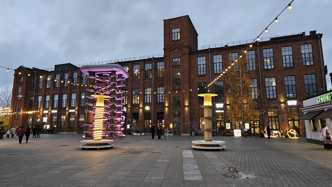 Познавательная экскурсия вдали от центра по бывшим рабочим окраинам города. Анна рассказывает бодро и интересно историю