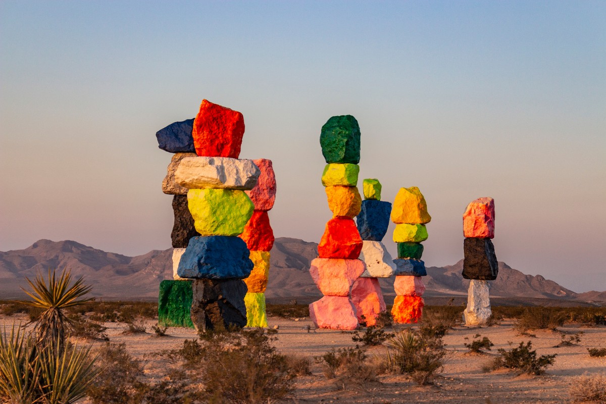 Арт-объект посреди пустыни - Seven Magic Mountains