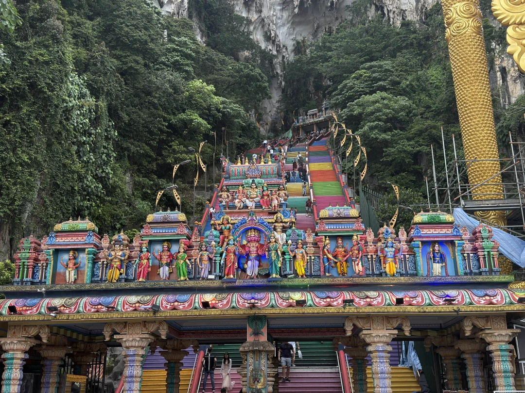 Гид был Дмитрий, который с удовольствием отвечал на вопросы, показывал достопримечательности и рассказывал истории как свои