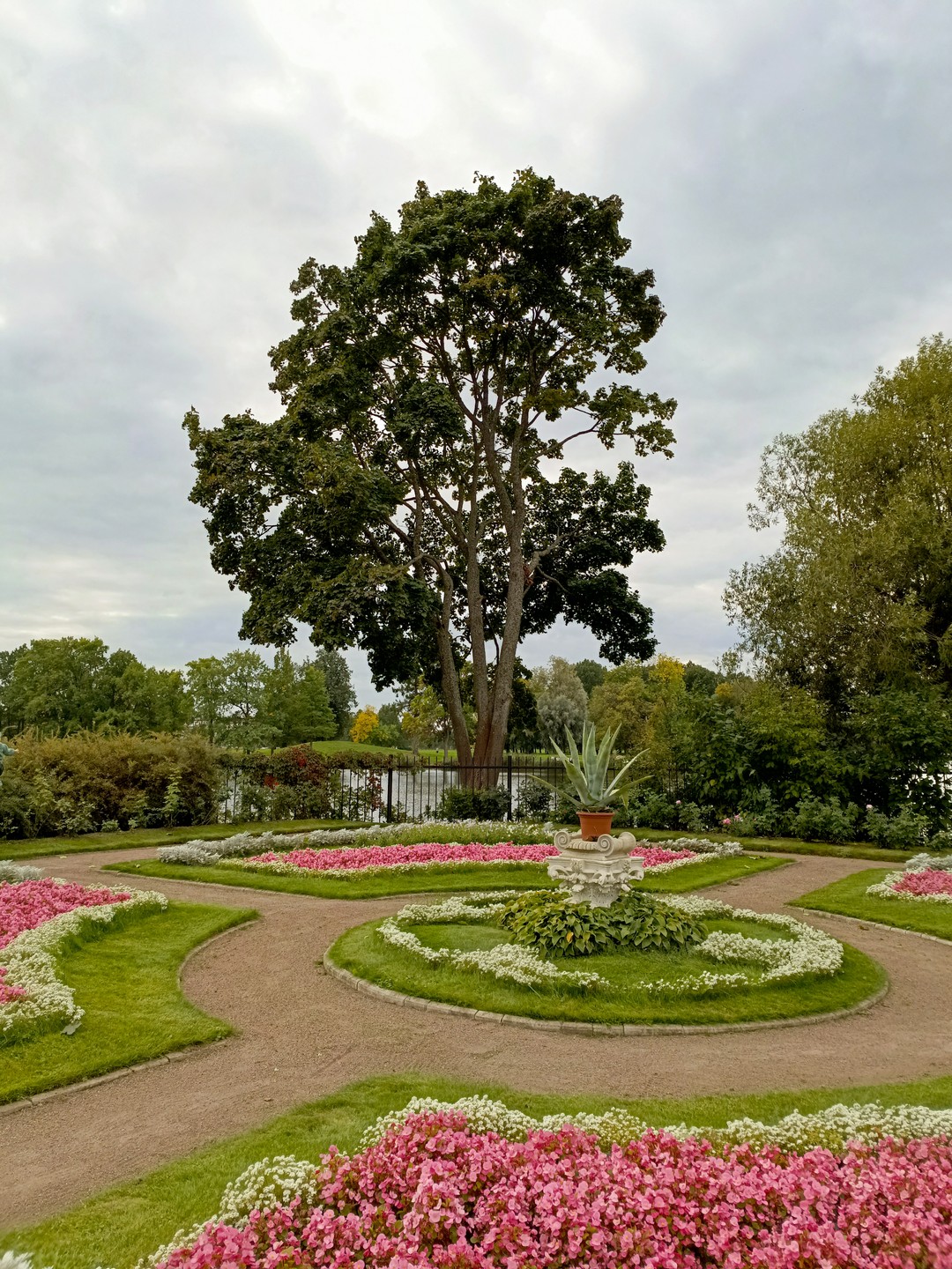 Ирина прекрасный экскурсовод. Чувствуется, что она сама увлечена материалом, любит свой город, его историю. Экскурсия очень