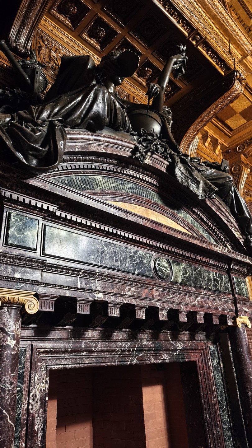 Отличная экскурсия, снаружи здание не сильно впечатляет, но внутри - это просто восторг! Экскурсовод хорошо провела