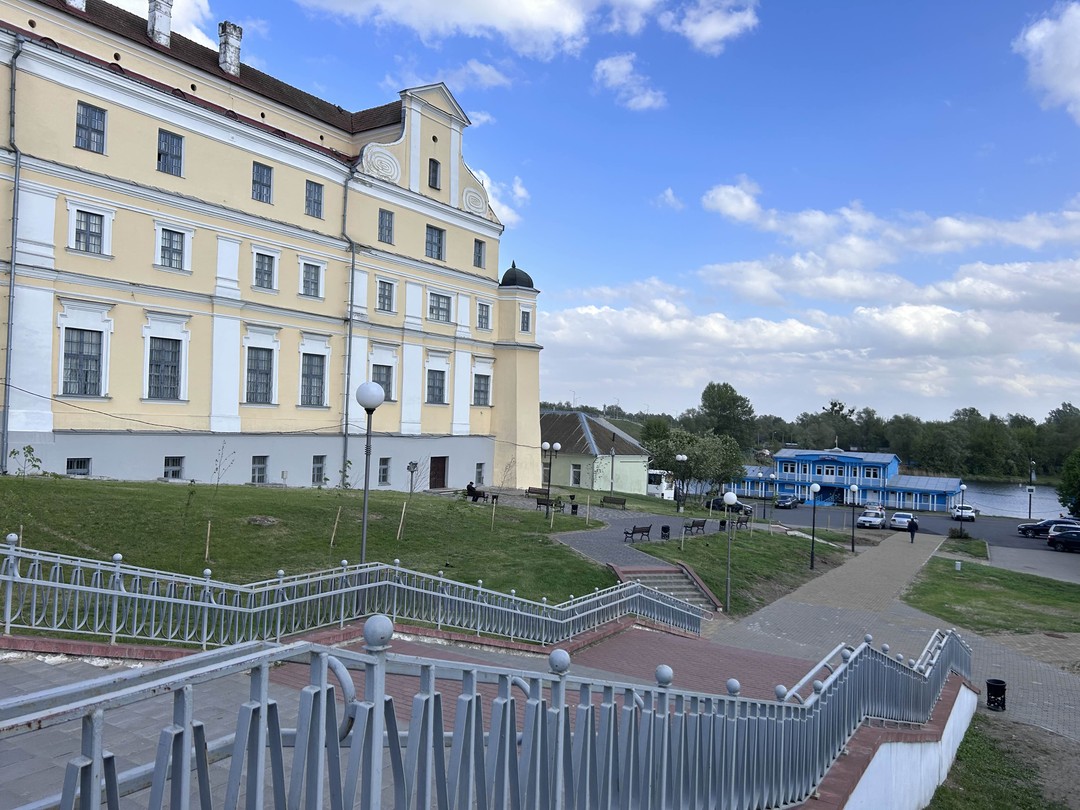 Являясь уроженцами Пинска (у нас тут бабушка живет) и приезжая раз в год, а то и