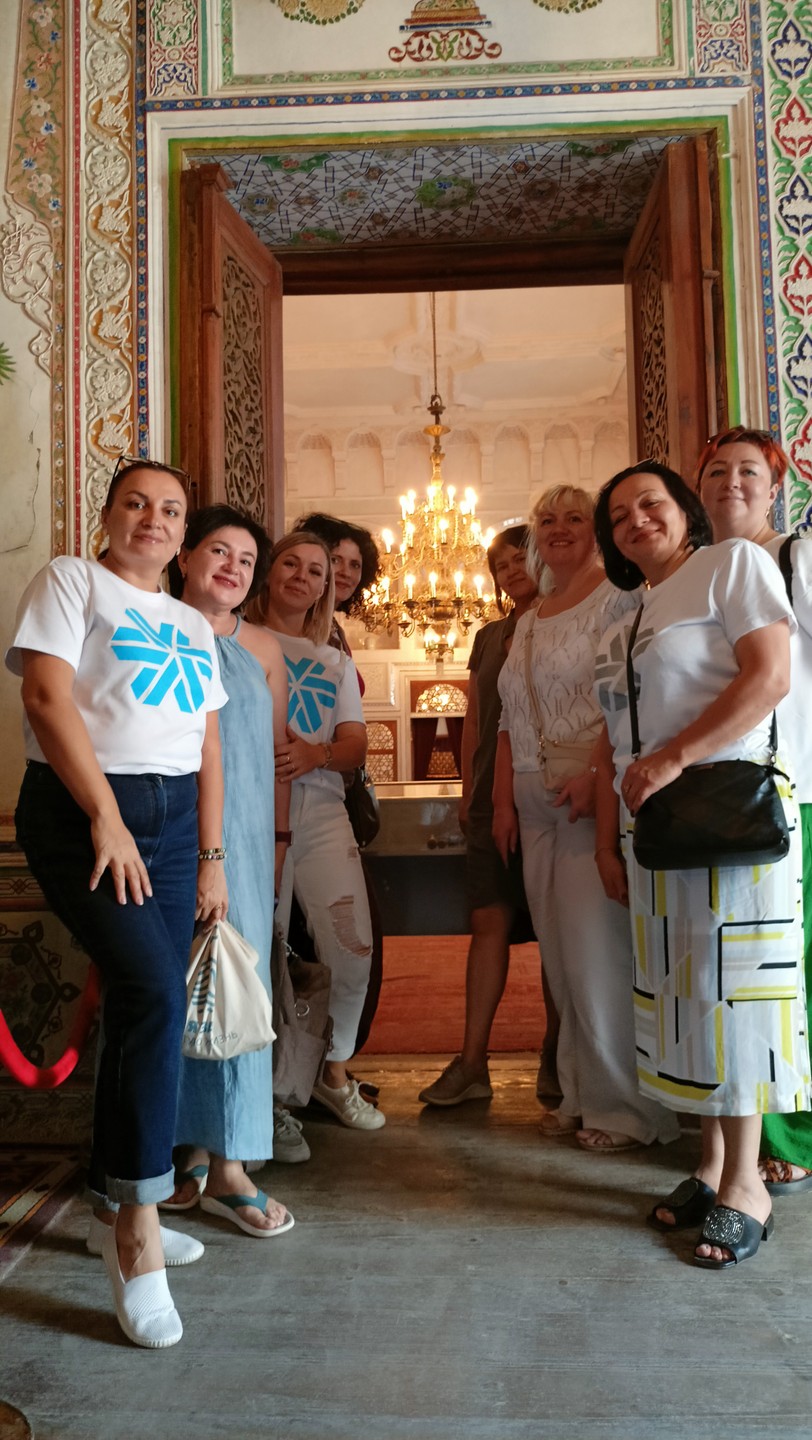 Ирадж, покарил нашу группу из Сибири, своими глубокими знаниями истории, своей любовью к Бухаре!!! Показал, нам