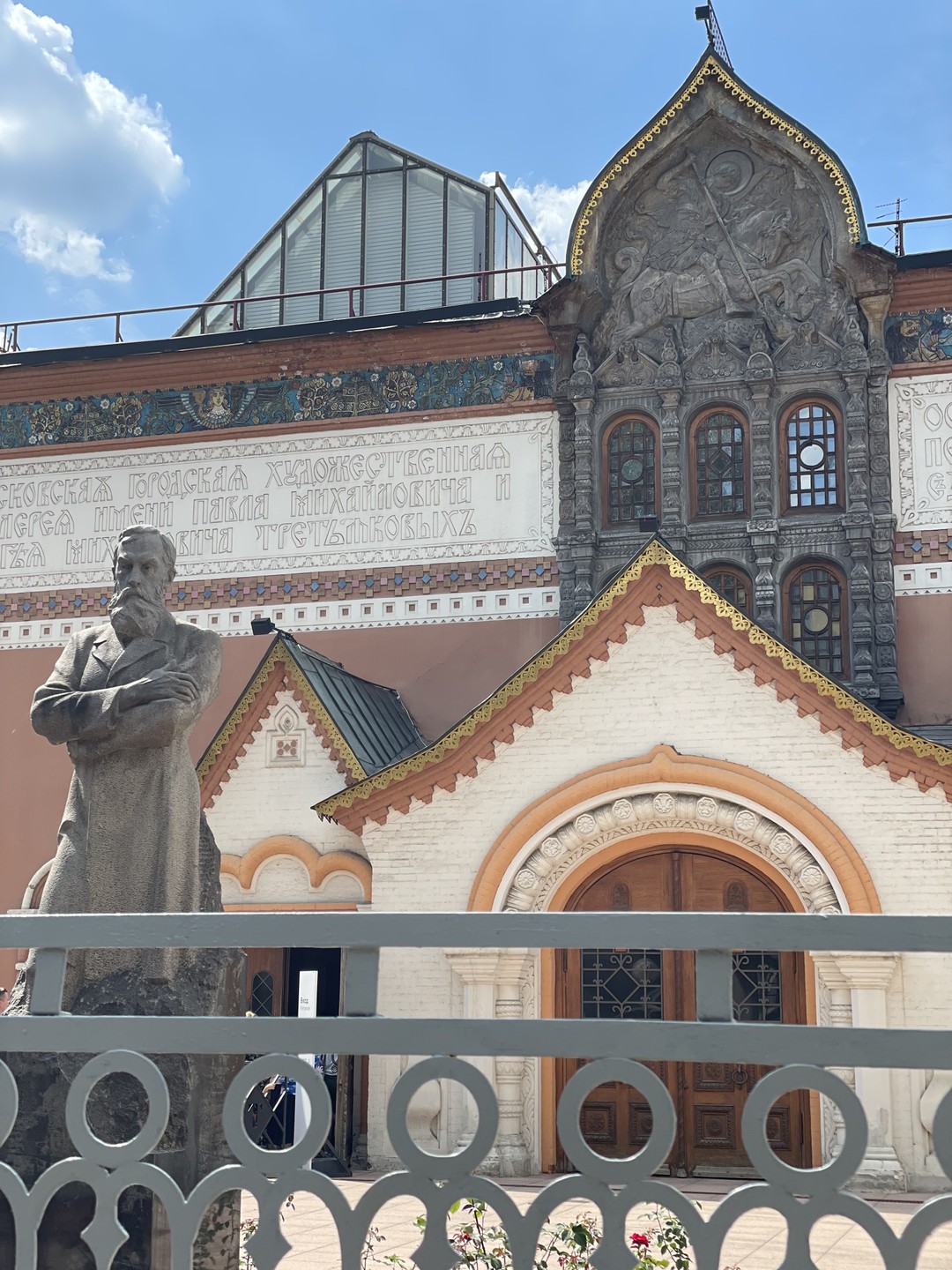 Замечательный гид, знающий историю и любящий своё дело. Прогулялись с удовольствием. Время прошло незаметно