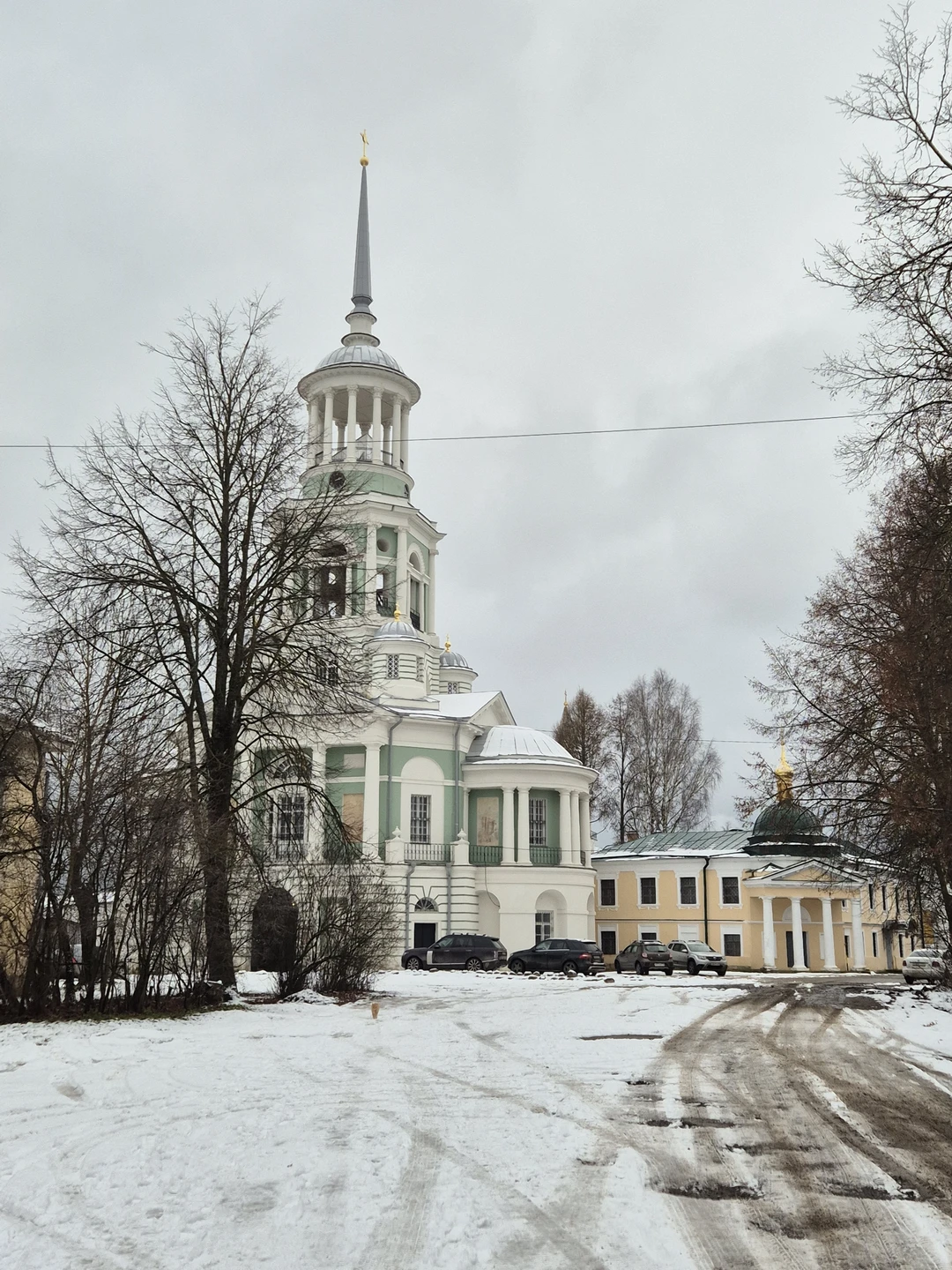Прошли по Торжку с Галиной, прониклись колоритом города, его неспешностью и былым величием. Галина прекрасный рассказчик