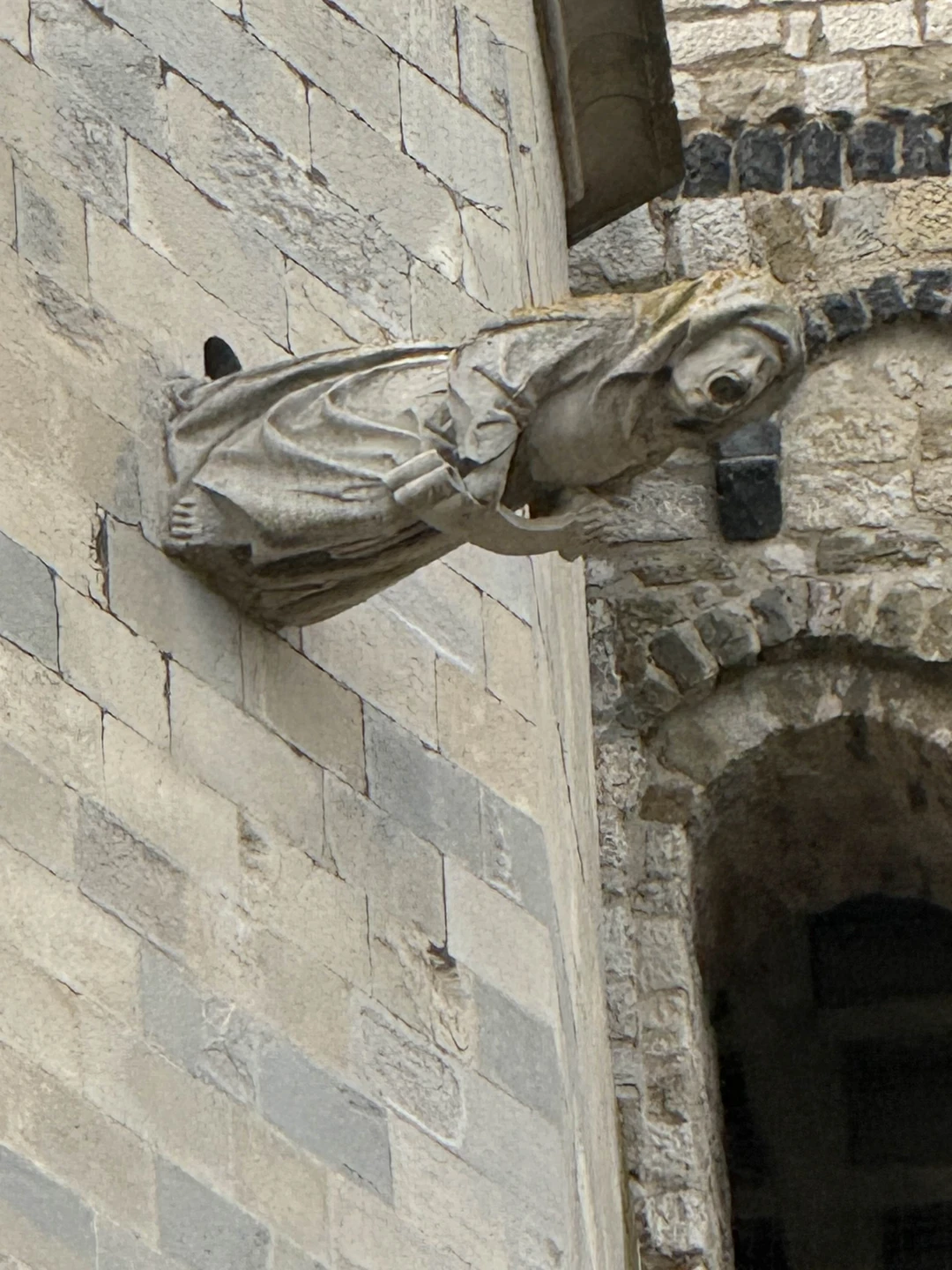 Прекрасное место для посещения- город Жирона. Наш экскурсовод Алена, провела нас через средневековые улочки, показала крепостные