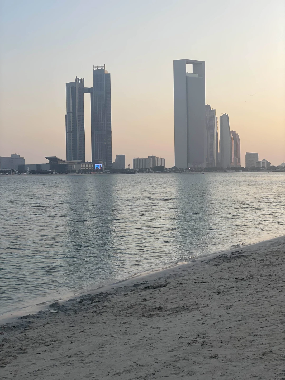 Отвезли во все указанные локации, помогли сделать шикарные фото, подойдет всем желающим ознакомится со столицей ОАЭ 🇦🇪