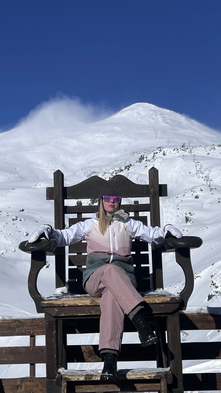 Поездка на Эльбрус зимой — это особое переживание, совсем не похожее на летние путешествия. Здесь всё