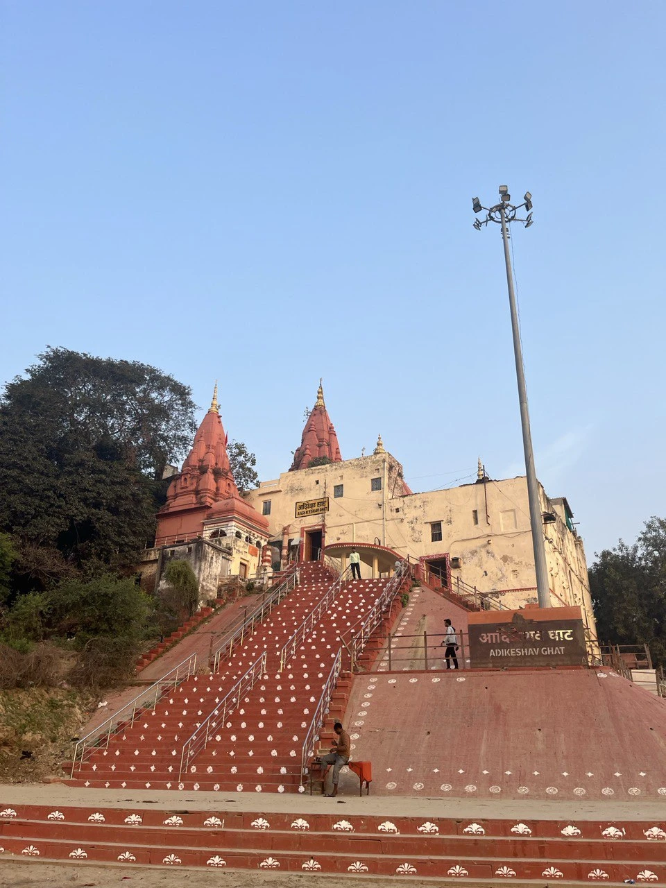 Артемий прекрасный рассказчик, владеющий большими знаниями о городе, о религиях, о истории. Живет и учится в
