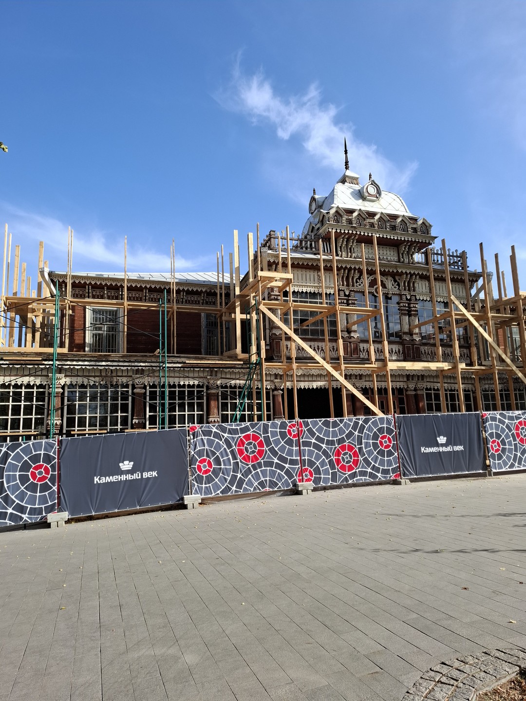 Экскурсия Александра привлекла нас своей необычностью. Александр - потрясающий рассказчик, живой и многогранный, настоящий человек-оркестр!!! Он