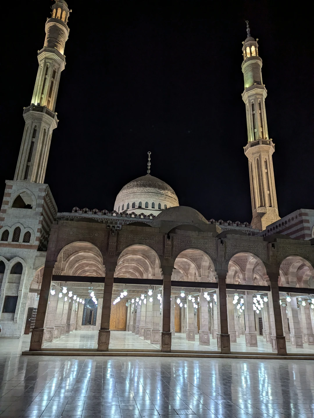 Вчера были на экскурсии. Нам очень понравилось. Нашим гидом был Мидхат. Он очень много нам рассказал