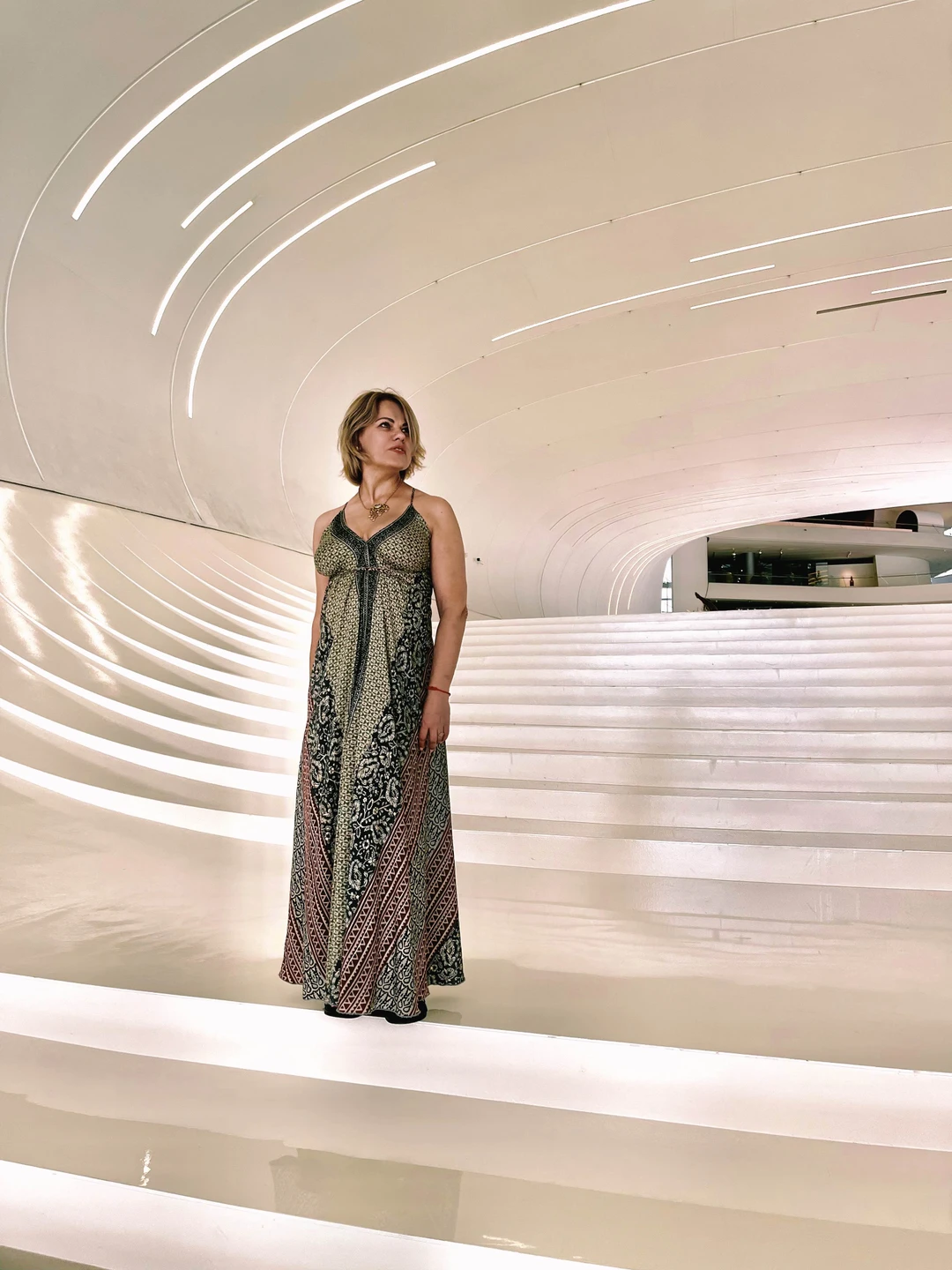 Наиля повела для меня прекрасную экскурсию по футуристическому Баку - много информации, очень доброжелательное отношение и прекрасные фото!