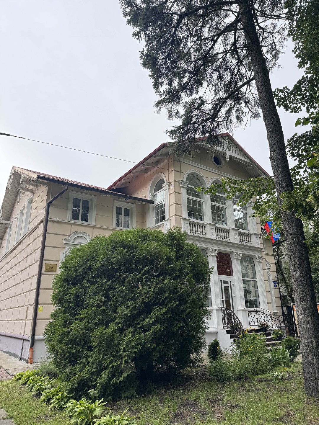 Арина - очень приятная в общении девушка, грамотная, эрудированная, одно удовольствие было прогуляться с ней по Калининграду!