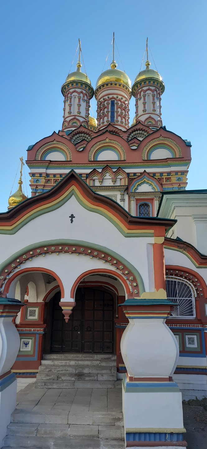 Вокруг Дома на набережной с его жителем (Глеб)