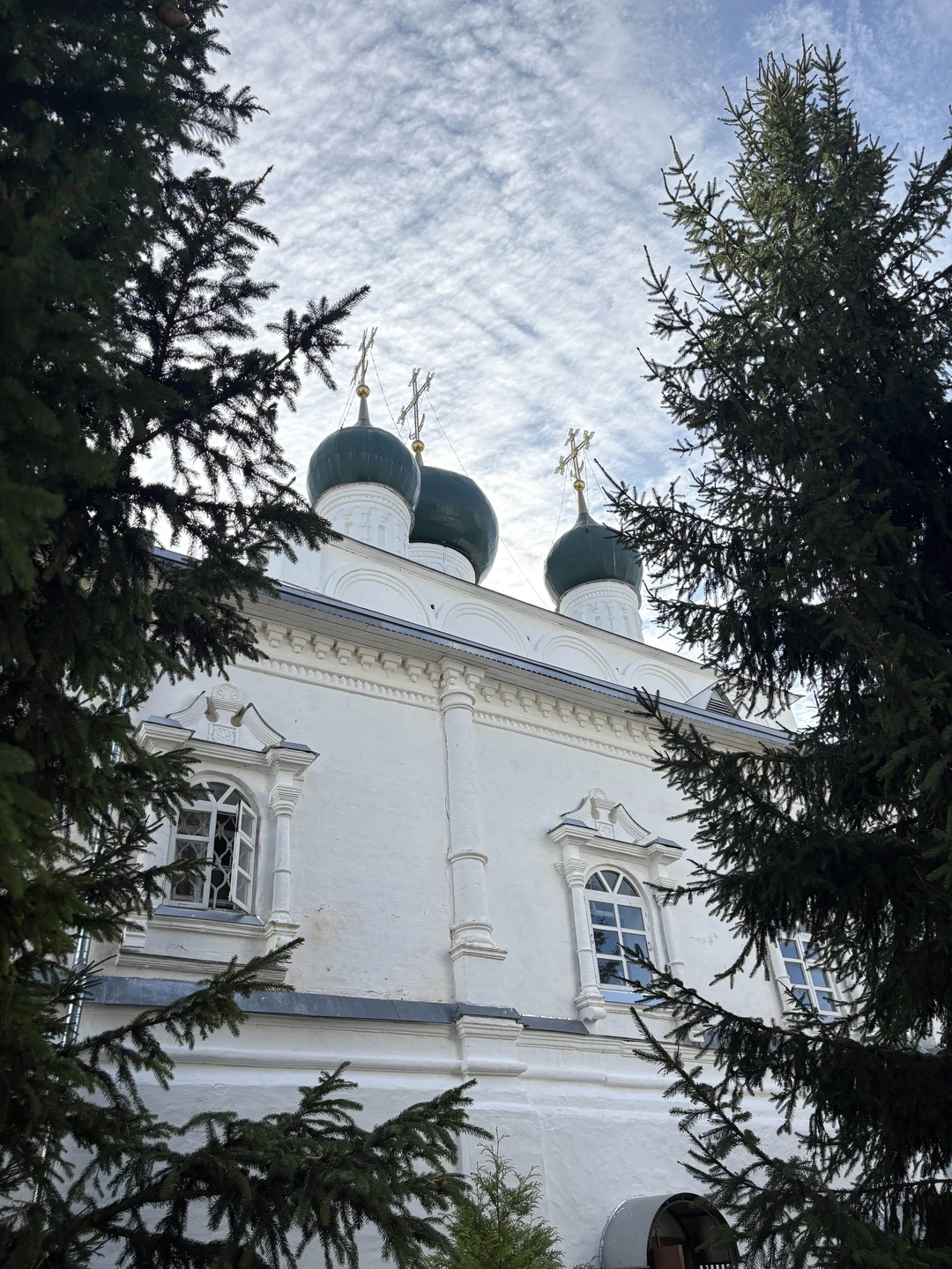 Анна вдумчивый и заинтересованный экскурсовод, на все вопросы отвечала, хорошо знает и древнюю историю города, и