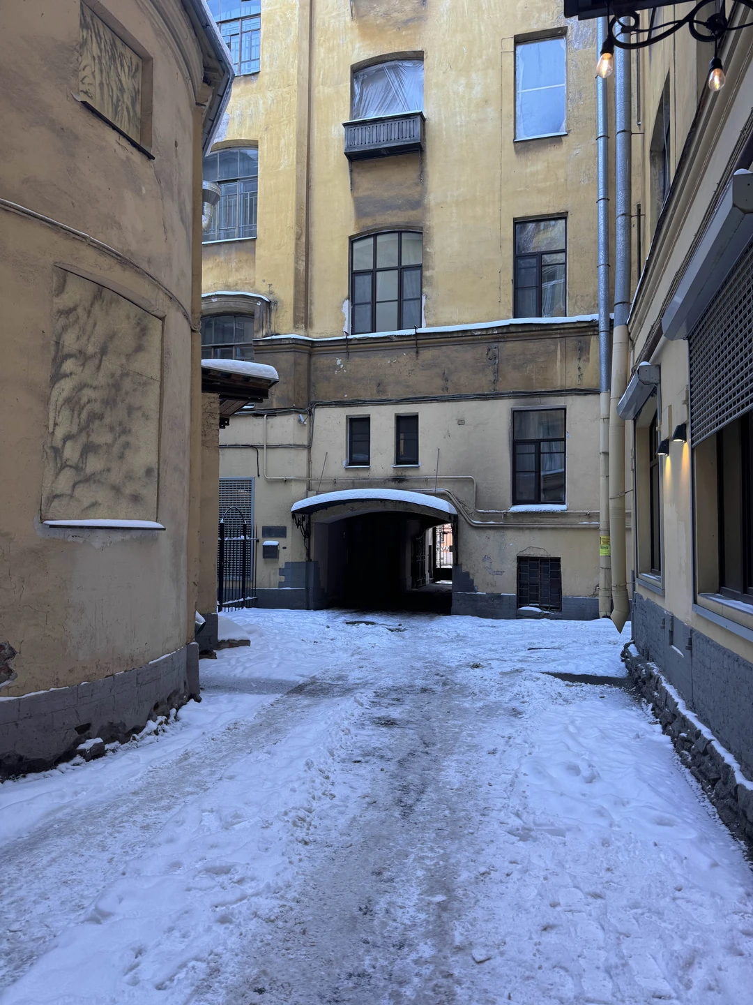 Очень понравилась экскурсия с Александром, весело, познавательно, с учетом интересов всех участников группы. Даже мороз нас