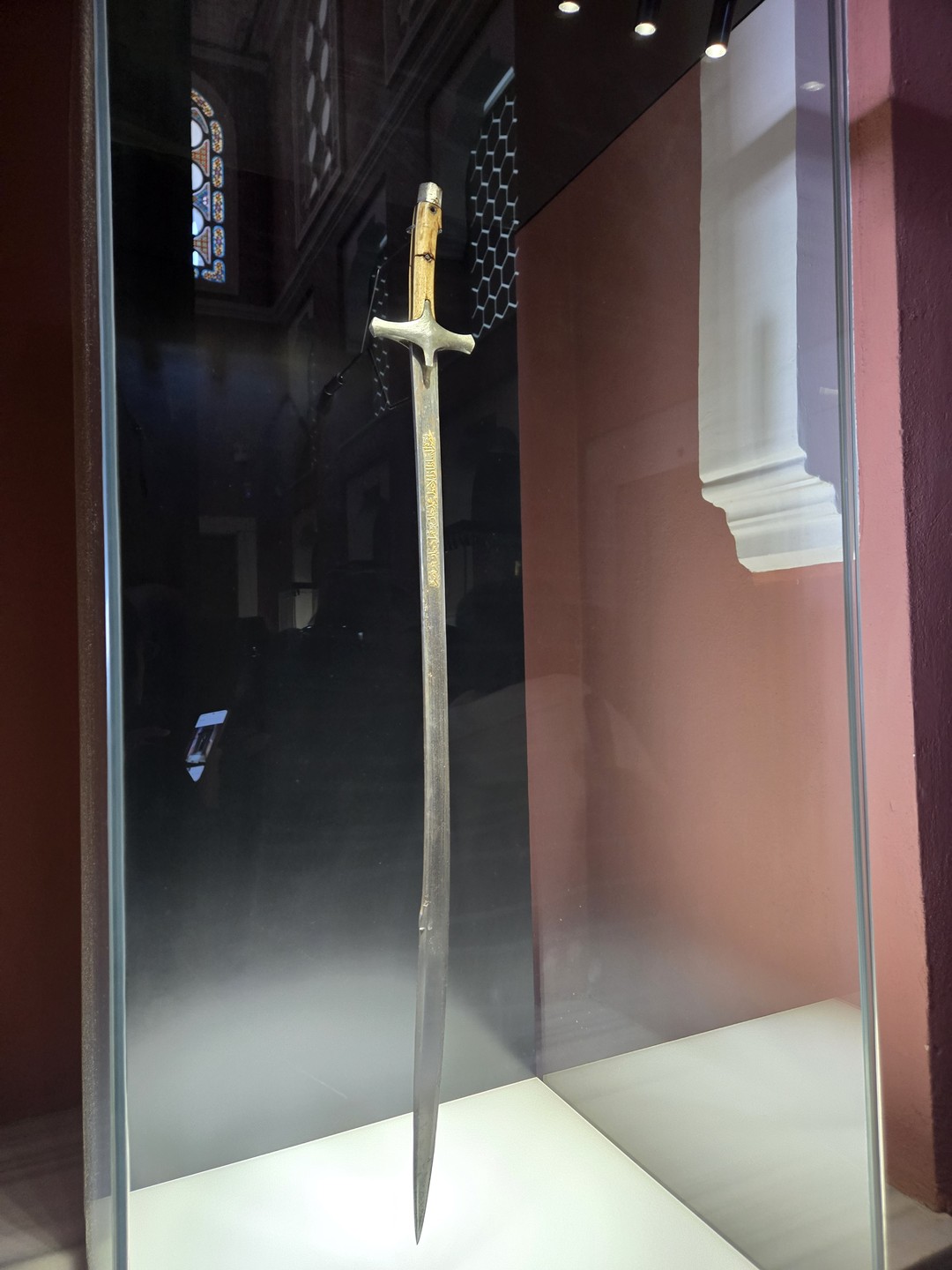 Абдурахим очень приветливый и добрый гид, смешно шутит очень интересно рассказывает. Отвечает на все вопросы, старается