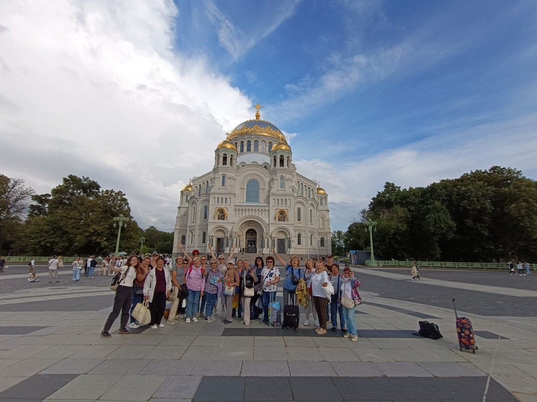 Кронштадт нам показала лучший экскурсовод. Глубоко, интересно, ярко вела Ирина свой рассказ. Она сумела сделать так,что