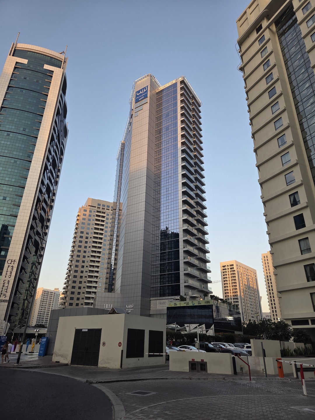 Бронировали через Умара экскурсию. Заранее оговорили маршрут (он отличался от основного). Предусмотрели всю нюансы и в