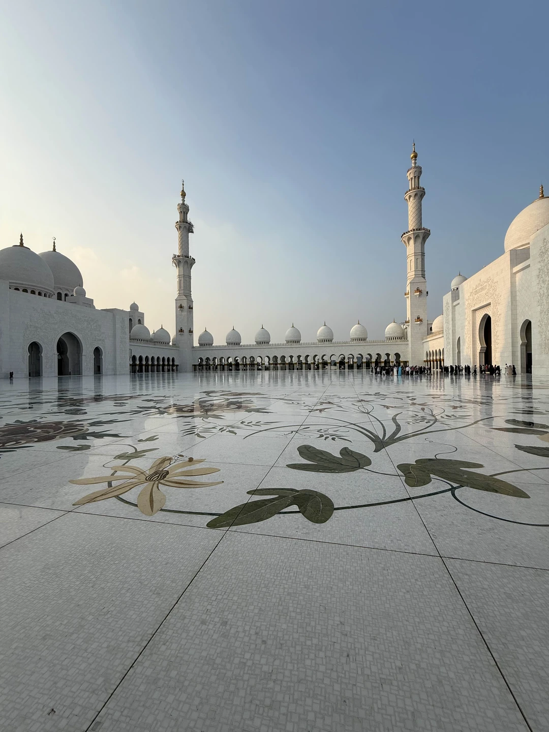 Доброго времени суток ☀️Съездили в Абу-Даби из Аджмана, нашим гидом был Амир. Машина комфортная, ехали в