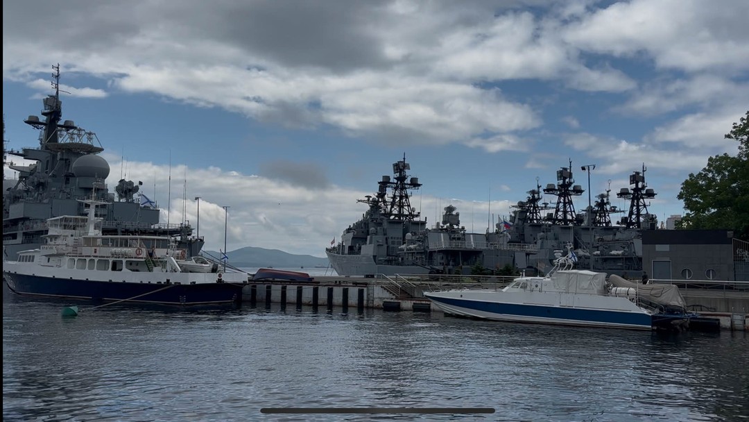 Очень рекомендуем побывать на данной экскурсии! Анатолий увлечено погрузил нас в историю Владивостока и региона в