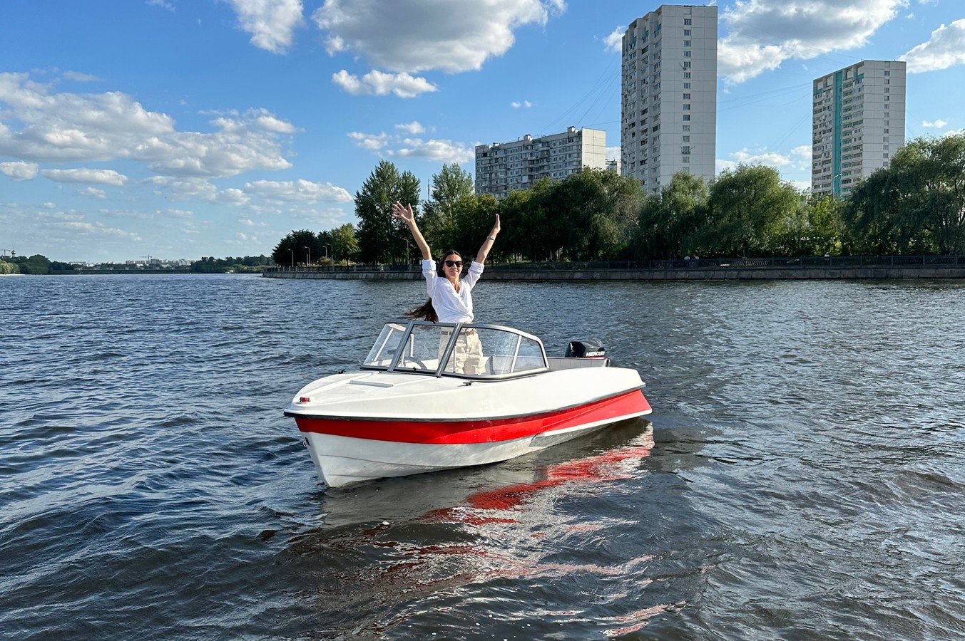 Сам себе капитан: прогулка по Москва-реке на катере