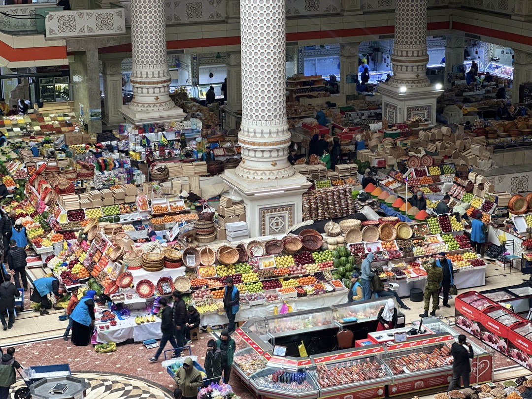 Брали обзорную экскурсию по Душанбе, нам крайне не повезло с погодой, дождь лил как из ведра