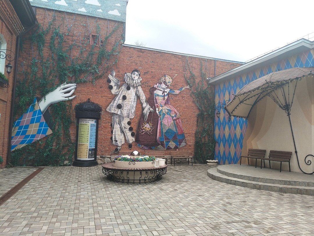 Восхитительный экскурсовод! Мы буквально тыкали пальцем в любой приглянувшийся дом и получали развёрнутый ответ, даже после