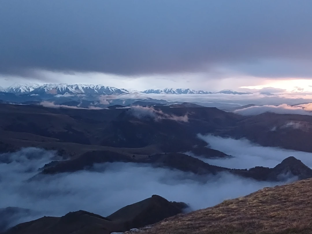 Была на плато Бермамыт на закате 16.10.2025. Хоть с погодой повезло не очень, но сами виды