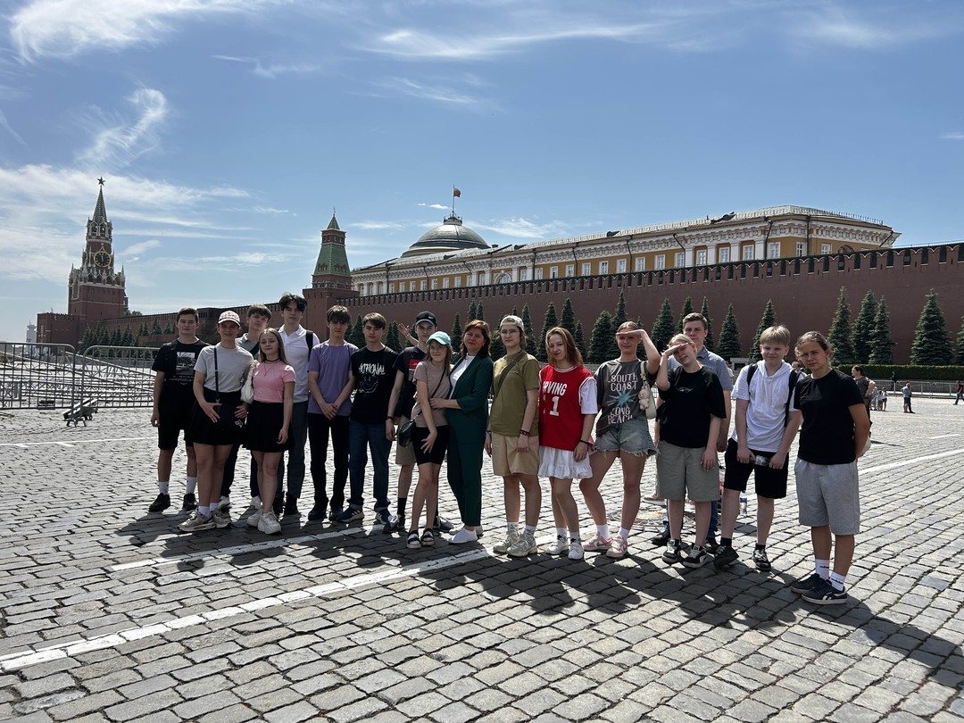 Великолепная экскурсия с прекрасным гидом Александром. Было безумно интересно не только подросткам,но и родителям и учителю