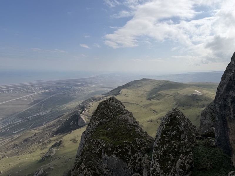 Природа Азербайджана оставила очень сильное впечатление — контрастная и живая. Горы, озера и каньоны стоят того