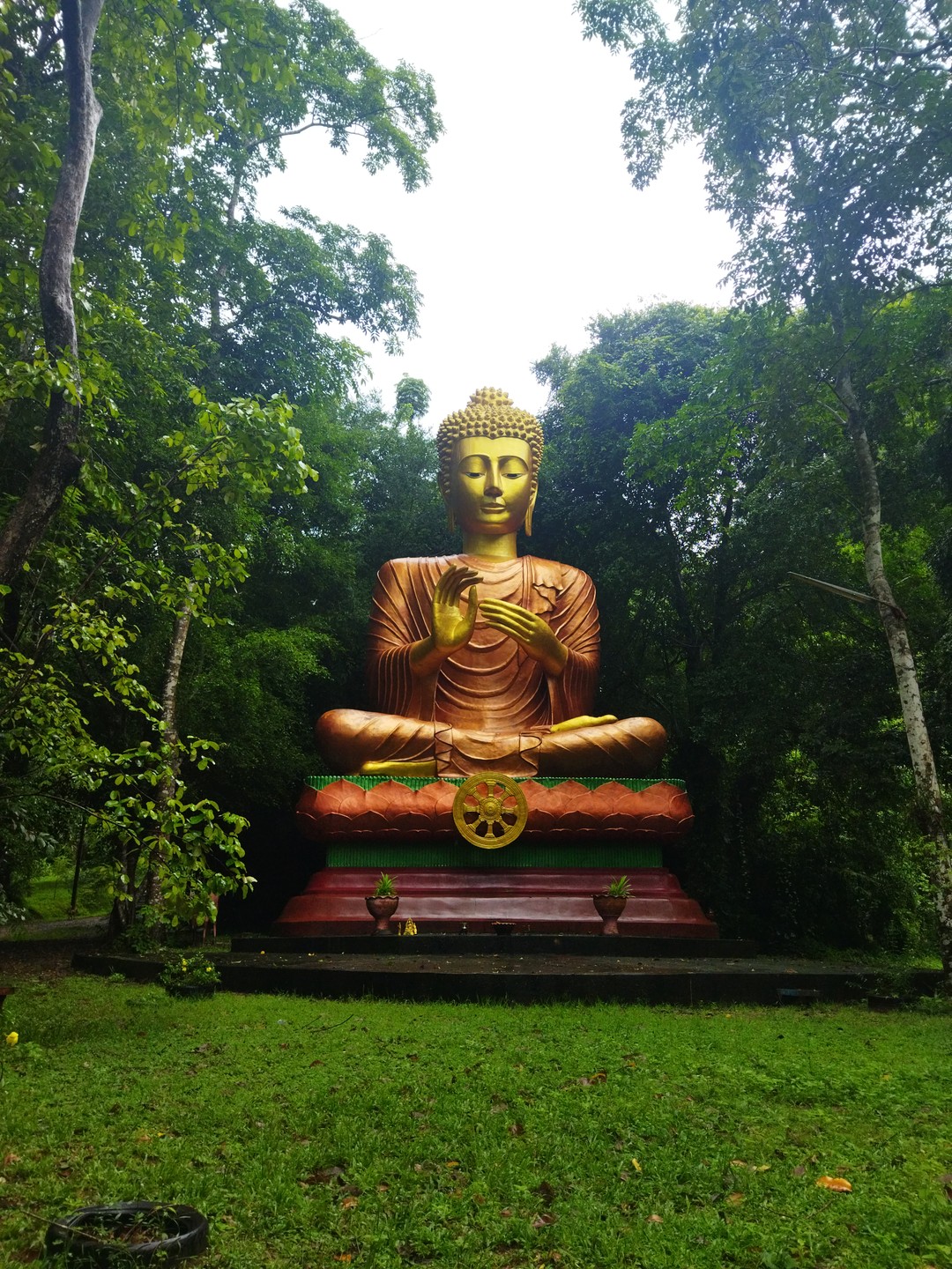 Всë прошло отлично, не смотря на дождливый сезон. Особенно круто было кататься на лодке к пещерам