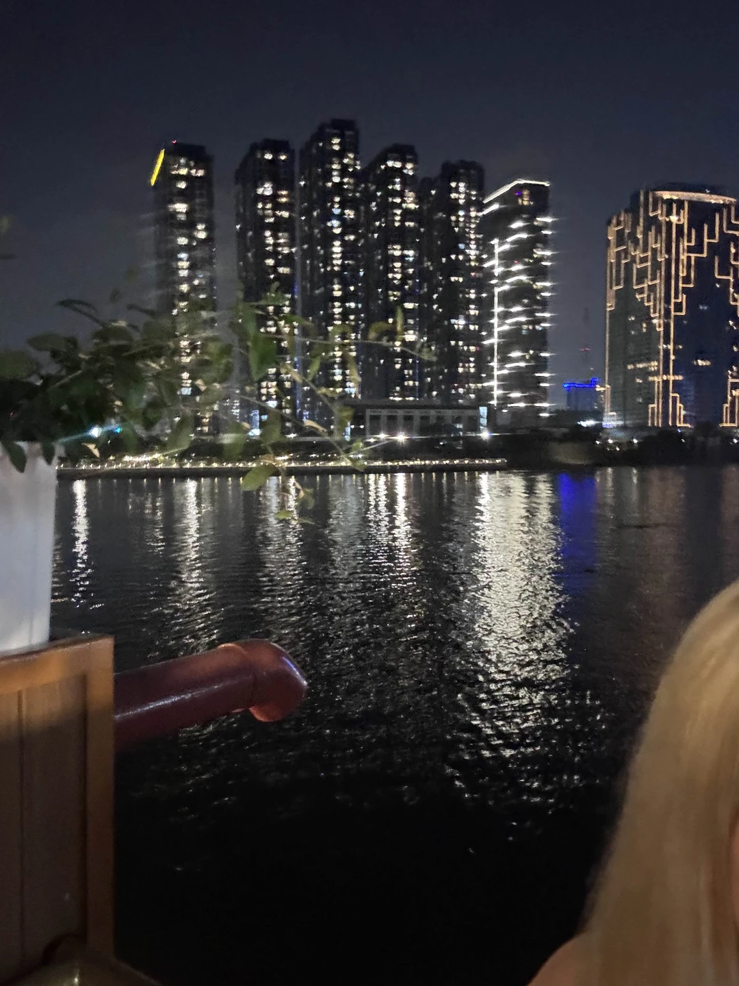 Кухня вкусная, обновляют постоянно, морепродукты, мясо, салаты, фрукты и т. п. вино тоже вкусное (можно принести