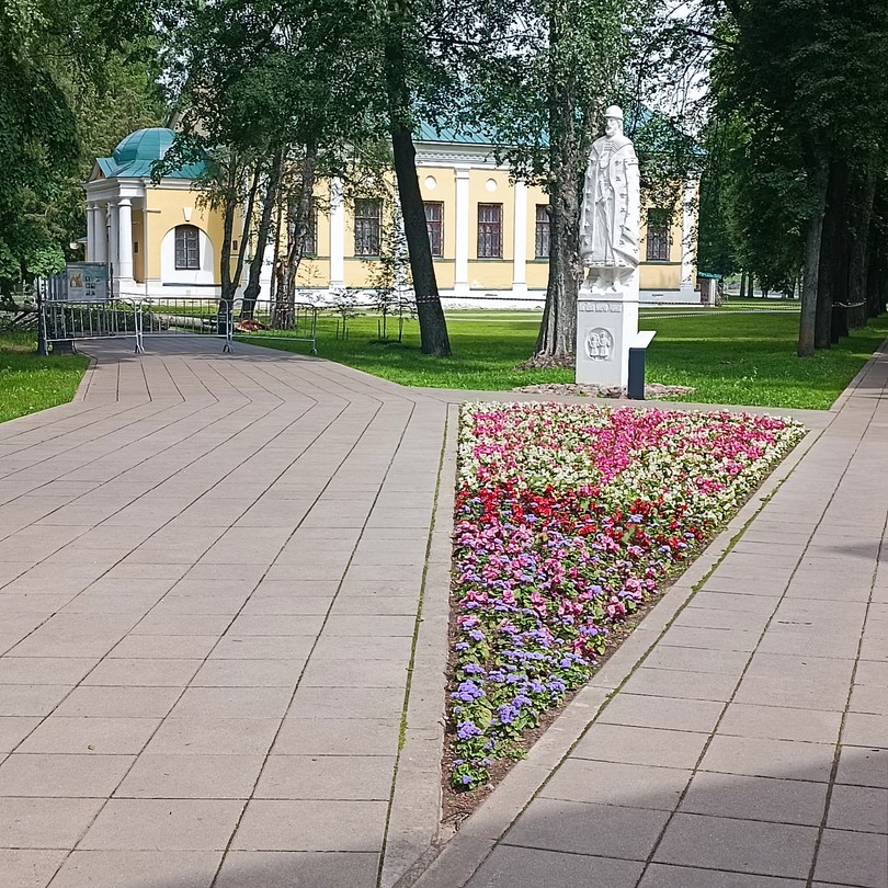 Нашу экскурсию проводила Надежда Владимировна. Неспешно, обстоятельно, с полным знанием и отличной подачей информации. Большая часть