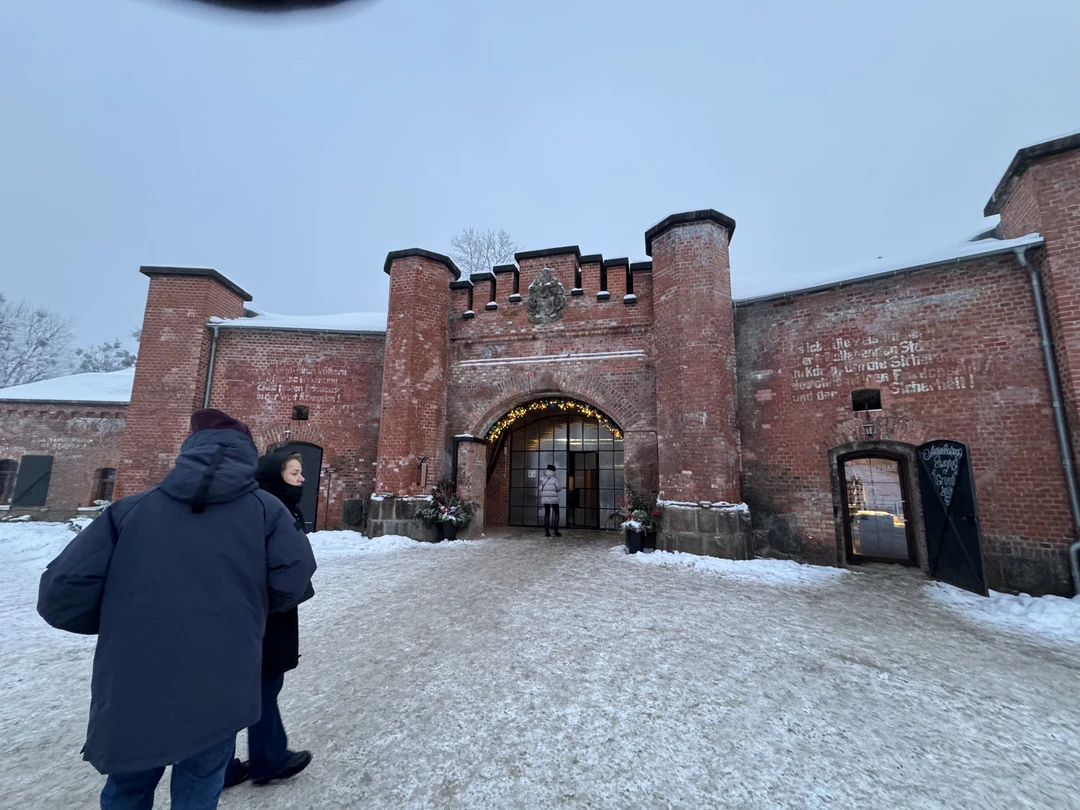 Экскурсовод имеет глубокие знания в истории,немного превышены дозы подробностей в не столь существенных мелочах,на 1 форт