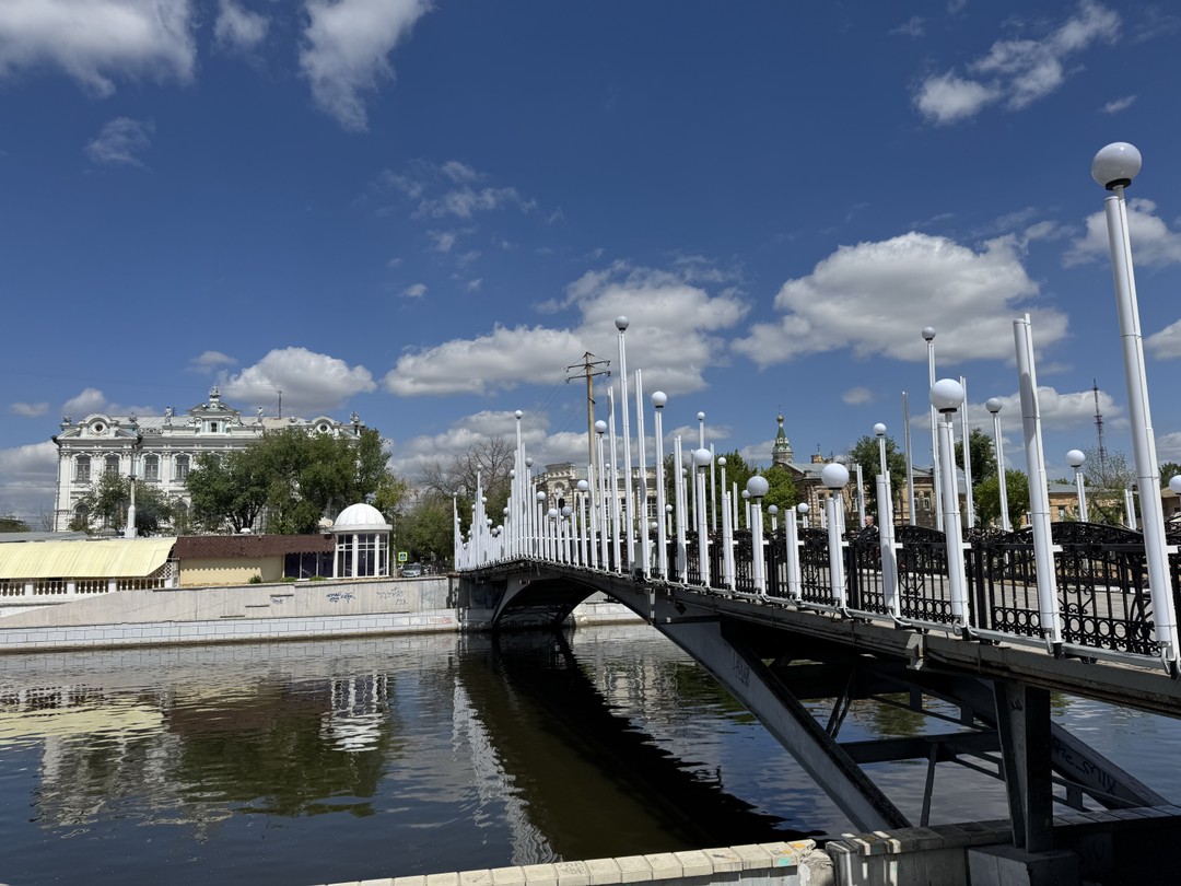 Отличная обзорная экскурсия! Начало с романтического места - моста влюбленных! Завершили внутренним двором индийского подворья -